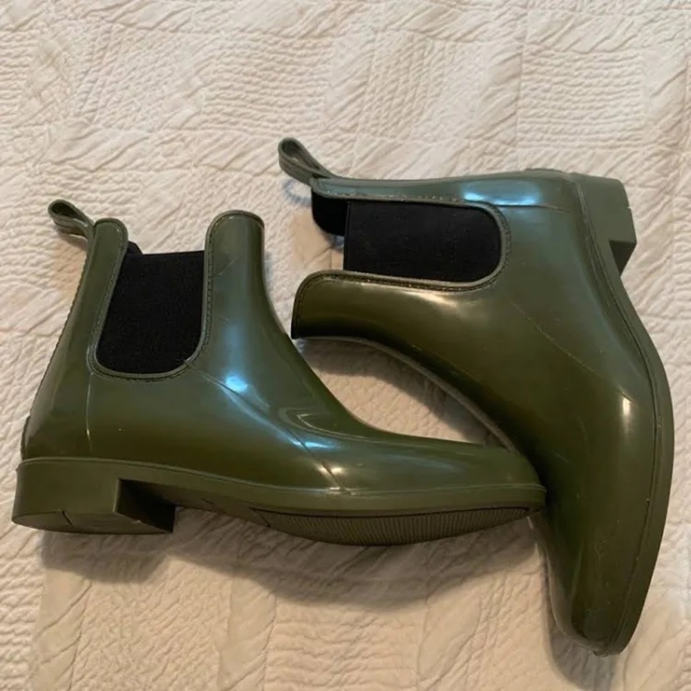 Sleek Olive Women's Rain Boots